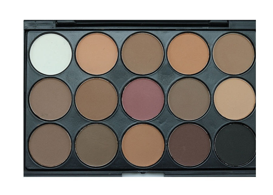 Paleta de sombras de ojos de 15 colores en tonos tierra.