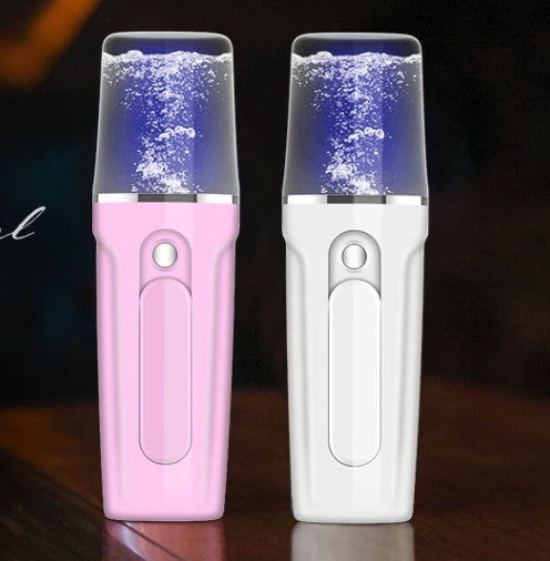 Aparato de belleza facial hidratante con banco de batería recargable por USB.
