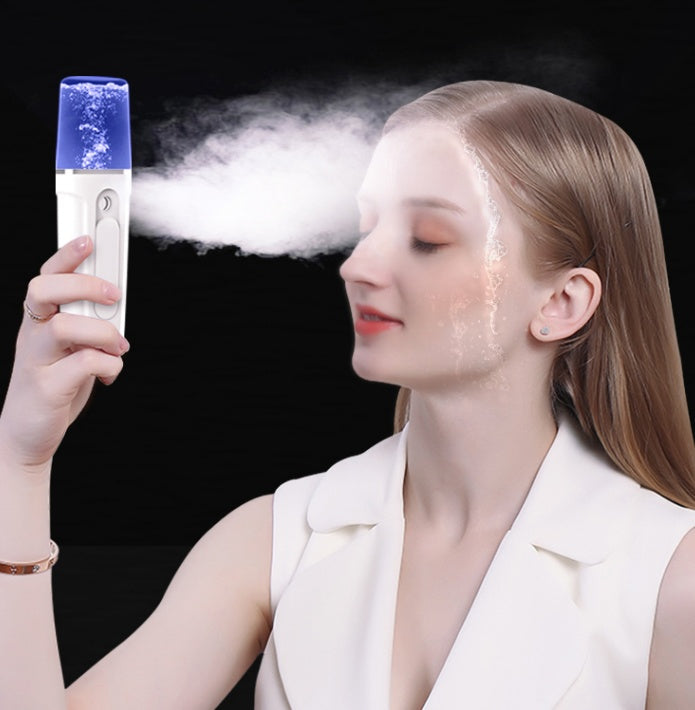 Aparato de belleza facial hidratante con banco de batería recargable por USB.