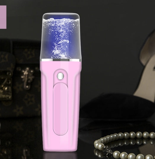 Aparato de belleza facial hidratante con banco de batería recargable por USB.