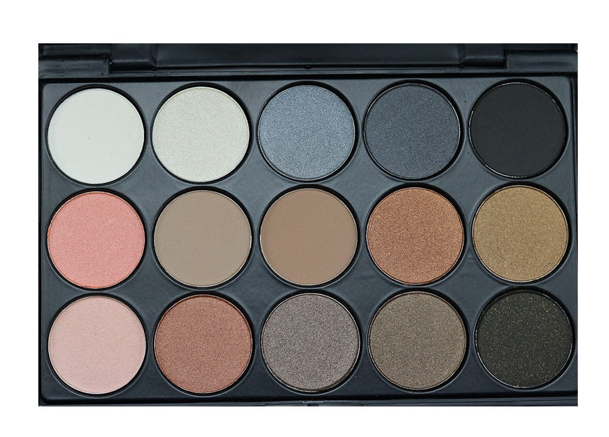 Paleta de sombras de ojos de 15 colores en tonos tierra.
