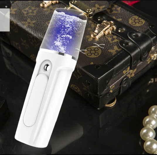 Aparato de belleza facial hidratante con banco de batería recargable por USB.