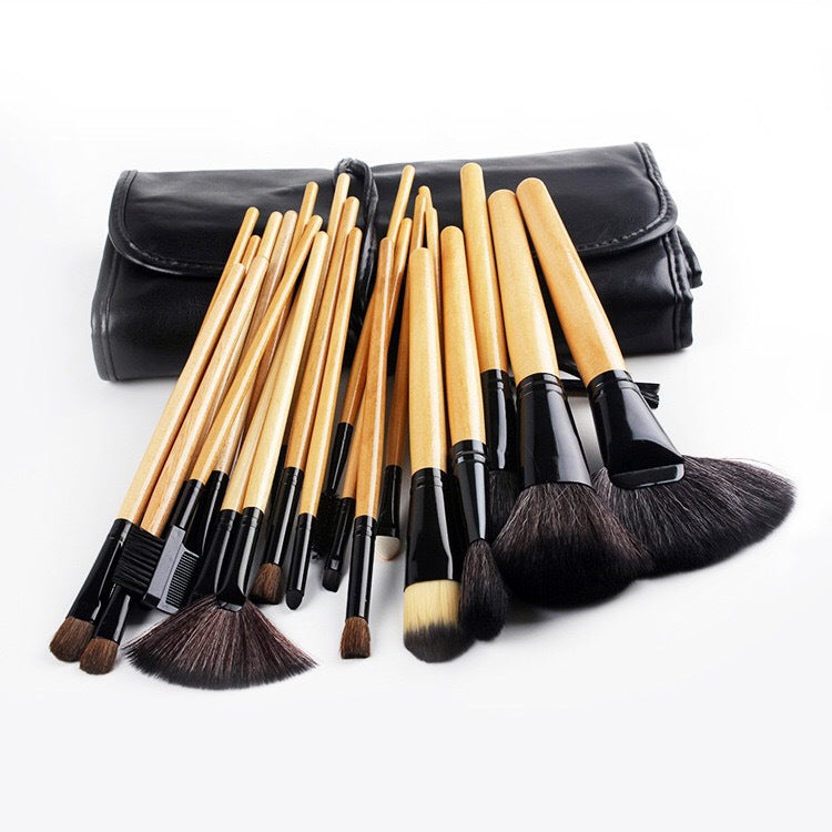 Brochas de maquillaje de 24 puntas.
Set de 24 pinceles en un solo cepillo.