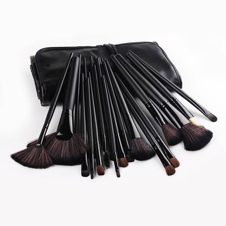 Brochas de maquillaje de 24 puntas.
Set de 24 pinceles en un solo cepillo.