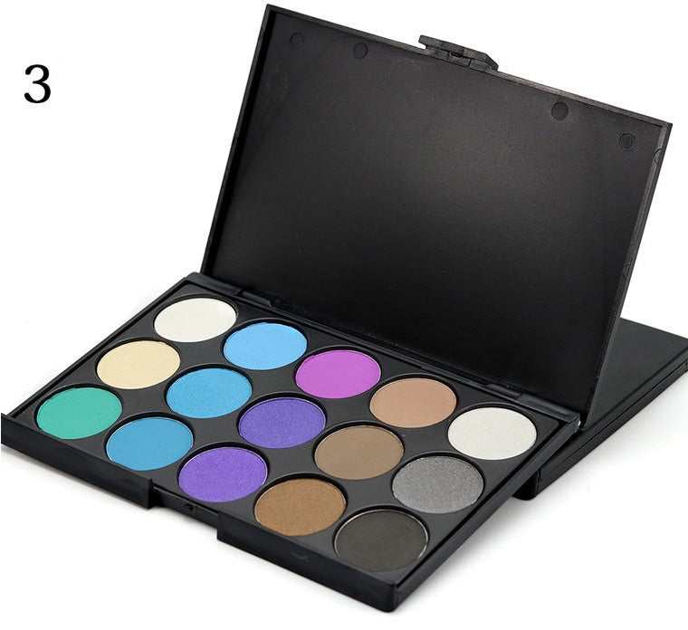 Paleta de sombras de ojos de 15 colores en tonos tierra.