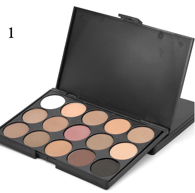 Paleta de sombras de ojos de 15 colores en tonos tierra.