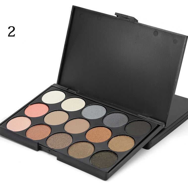 Paleta de sombras de ojos de 15 colores en tonos tierra.